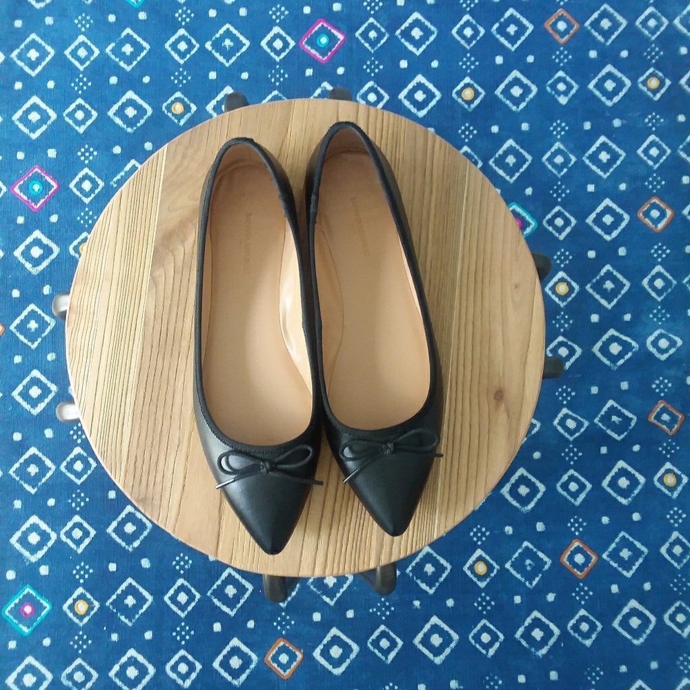 Banana Republic Black Almond  Toe Ballet Flats